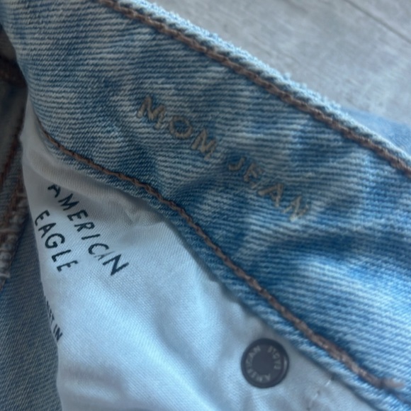 American Eagle Women’s Strigid Mom Jean Distressed Size 12 - Picture 3 of 9